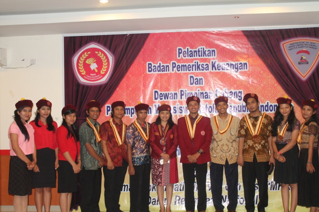 Jajaran DPC PMKRI Cabang Pekanbaru foto bersama dengan Ketua Presidium PP PMKRI Lidya Natalia Sartono